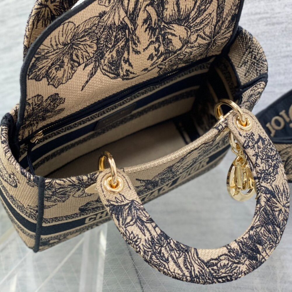 Dior Classic Collection Handbag | The Perfect Blend of Luxury & Style - Picture 2 of 7